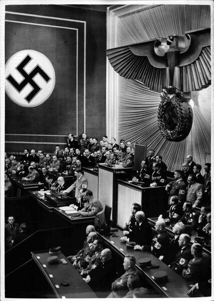 Datei:01.09.1939 Adolf Hitler bei seiner Rede vor dem Reichstag in der Krolloper, hinter ihm Hermann Göring.jpg