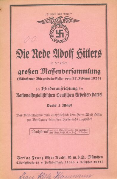 Datei:1925-02-27 Adolf Hitler gives a speech (his 1st speech after his release from prison) in front of 3000 NSDAP members in Munich's Bürgerbraukeller for the restructuration of the party.jpg